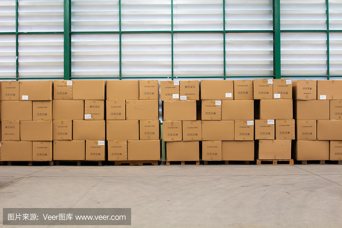 仓库区域内材料箱或产品箱的成排。